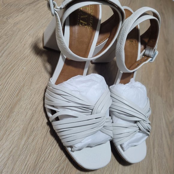 White leather strappy heel sandals Le Chateau - Picture 5 of 7